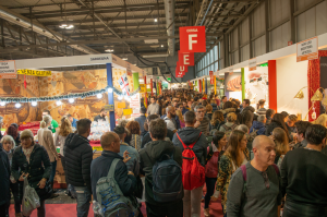 ferias_exhibiciones_eventos_personas_en_feria_stands_gm_events_organizacion_eventos_corporativos_llave_en_mano_eventos