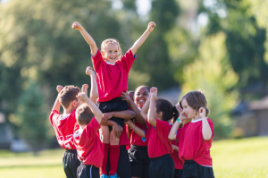 eventos_deportivos_infantiles_niñas_niños_celebrando_victoria_empresa_experiencia_eventos_infantiles_deportivos_gm_eventos_event_planner_grandesmomentos_grandes_momentos_eventos