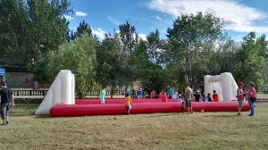 futbolin_humano_sobre_hierba_eventos_celebracion_fiestas_fin_de_curso_gm_eventos_grandes_momentos_gmeventos_organizacion_eventos_event_planner_fiestas_infantiles_madrid_españa_sevilla_barcelona_toledo_segovia_alcobendas_san_sebastian_de_los_reyes_la_moraleja