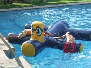 fiesta_del_agua_con_muñeco_hinchable_fiesta_infantil_juegos_piscina_de_agua_eventos_niños_niñas_actividades_adaptadas_gm_eventos_grandesmomentos_grandes_momentos_event_planner_planificacion_eventos_campamentos_verano