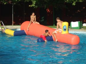 juegos_piscina_de_agua_eventos_niños_niñas_actividades_adaptadas_gm_eventos_grandesmomentos_grandes_momentos_event_planner_planificacion_eventos_campamentos_verano